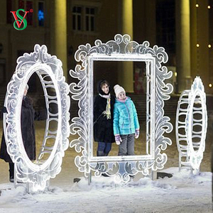 Marco de fotos navideño iluminado para tomar fotografías navideñas