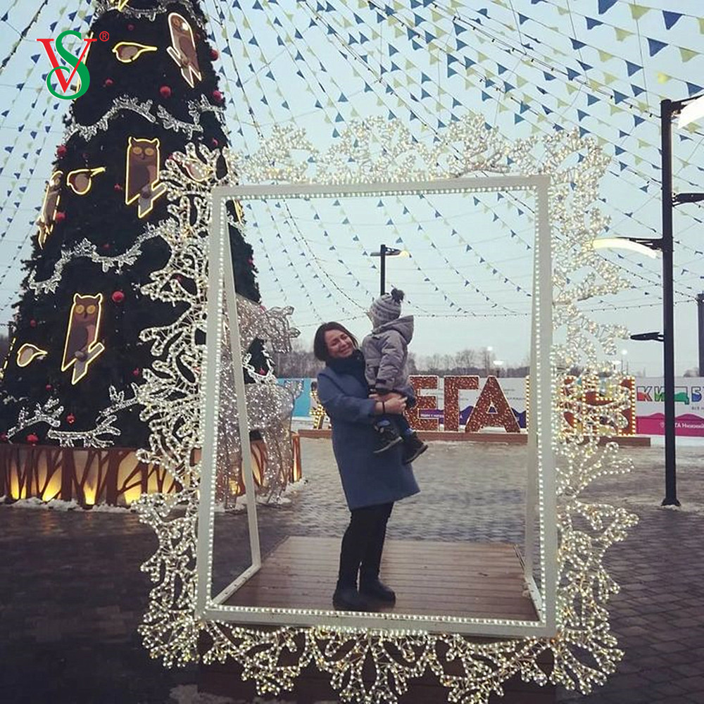 Iluminando el marco de fotos de Navidad para Navidad tomando fotos