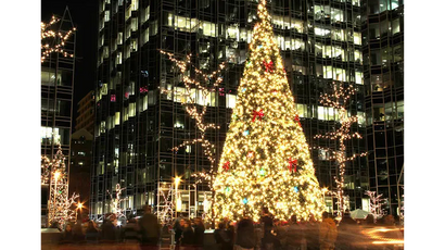 Luz del árbol de Navidad en el área pública al aire libre