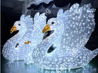 Cisne iluminado en parque de atracciones y jardín