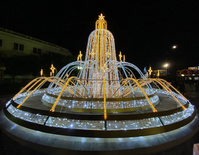 Fuente iluminada en el jardín