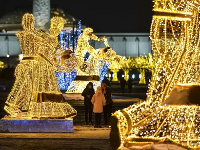 Figuras bailando en la plaza