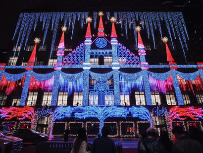 Iluminación decorativa en la fachada del edificio