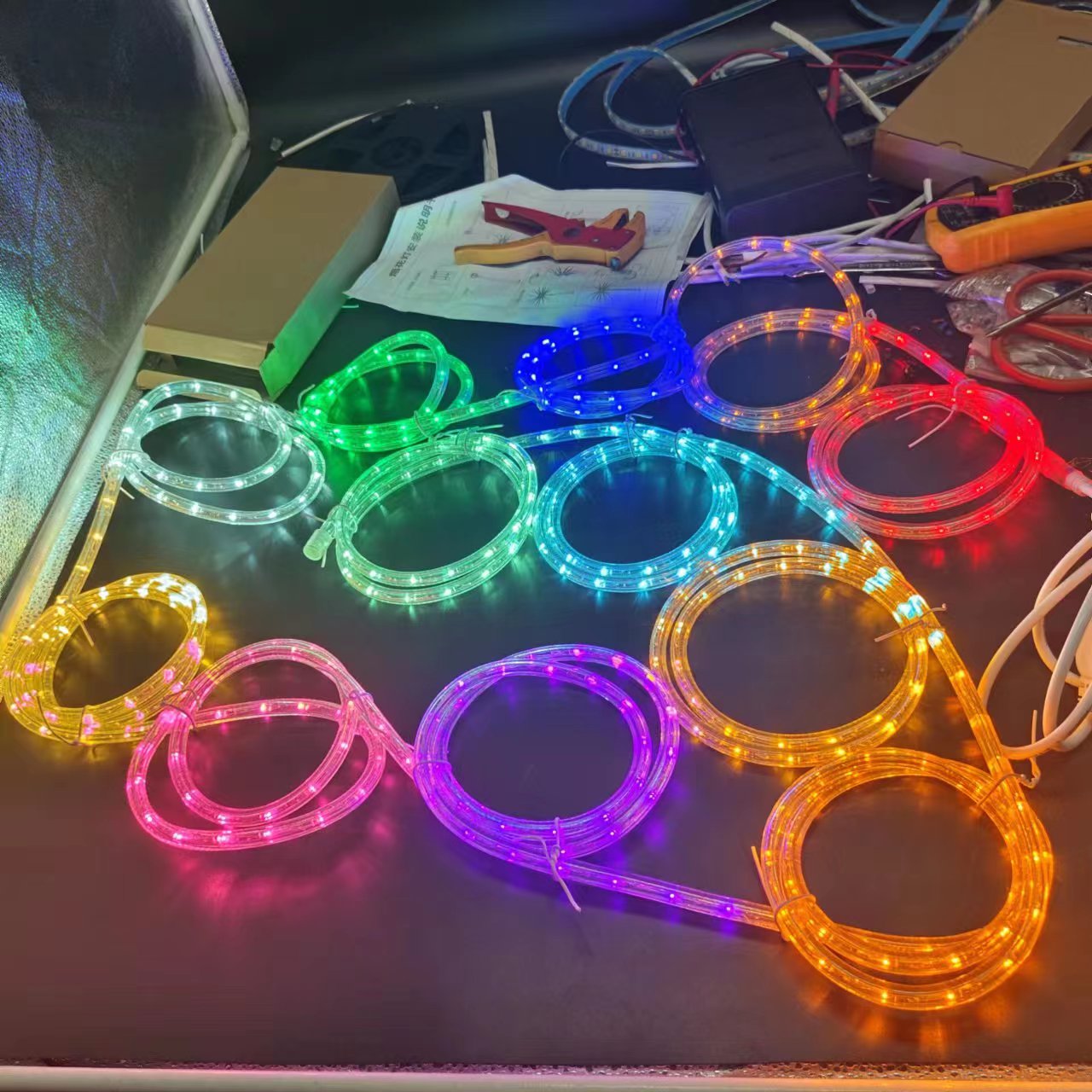 Decoración de vacaciones de forma redonda RGB 100m LED Flex Rope Strip Light for Shop Window Park Street
