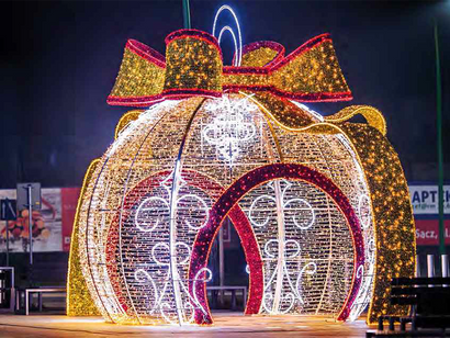Bola de arco gigante en la calle