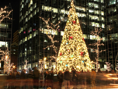 Luz del árbol de Navidad en el área pública al aire libre