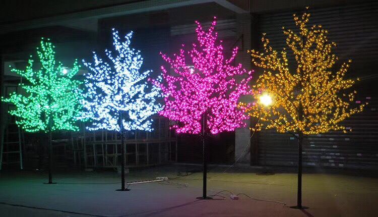 ¿Cómo hago un árbol de Navidad al aire libre con luces?
