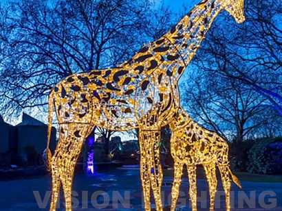 Jirafa iluminada en el parque de atracciones